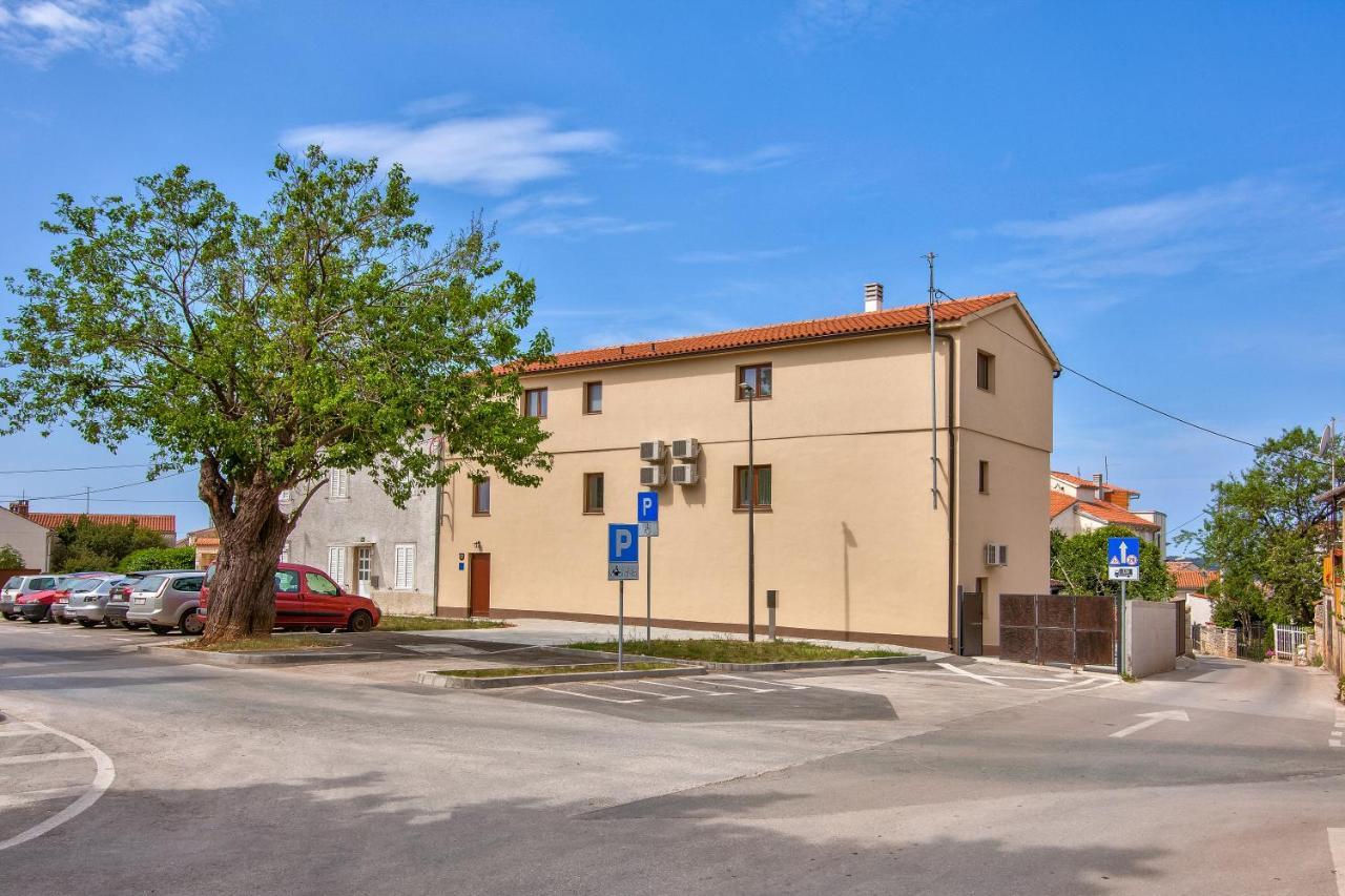 Apartments Tiny Garden Медулин Экстерьер фото
