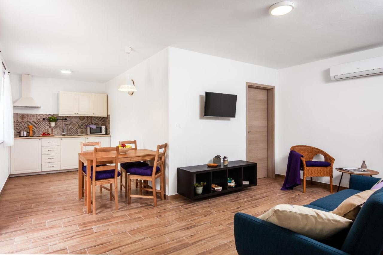 Apartments Tiny Garden Медулин Экстерьер фото