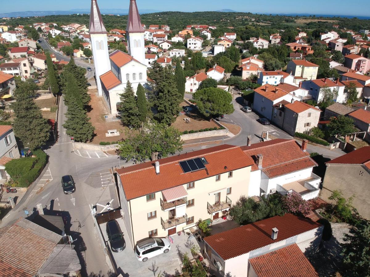 Apartments Tiny Garden Медулин Экстерьер фото