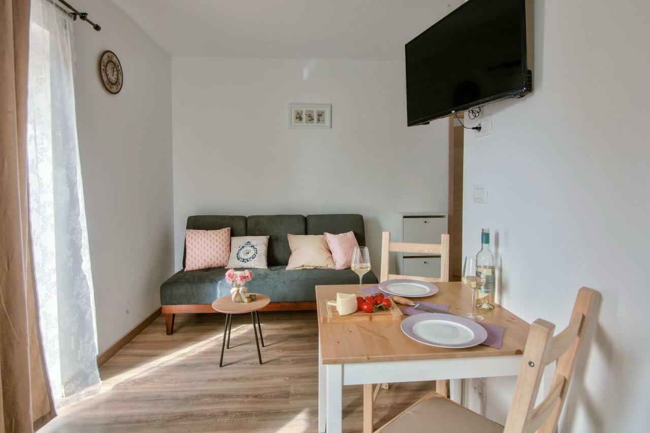 Apartments Tiny Garden Медулин Экстерьер фото