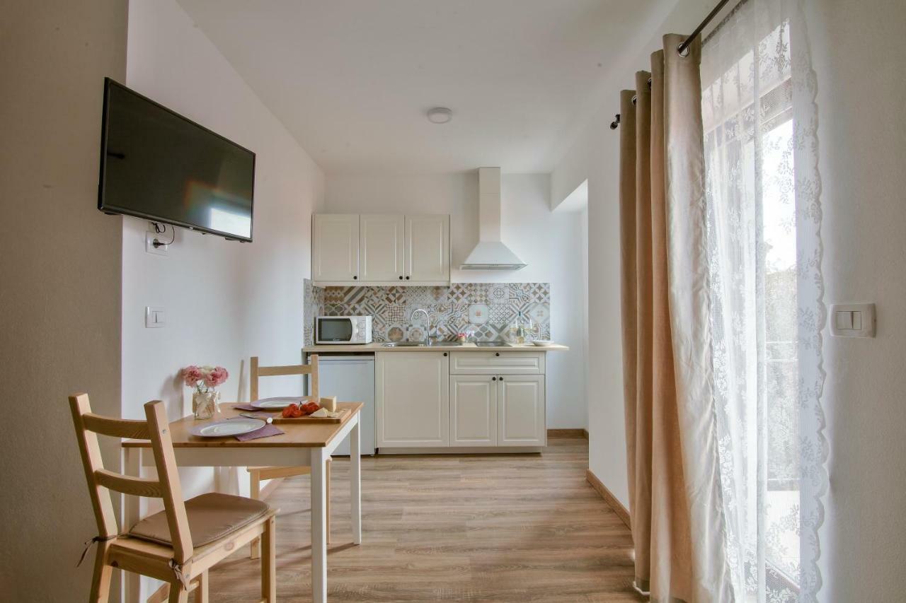 Apartments Tiny Garden Медулин Экстерьер фото