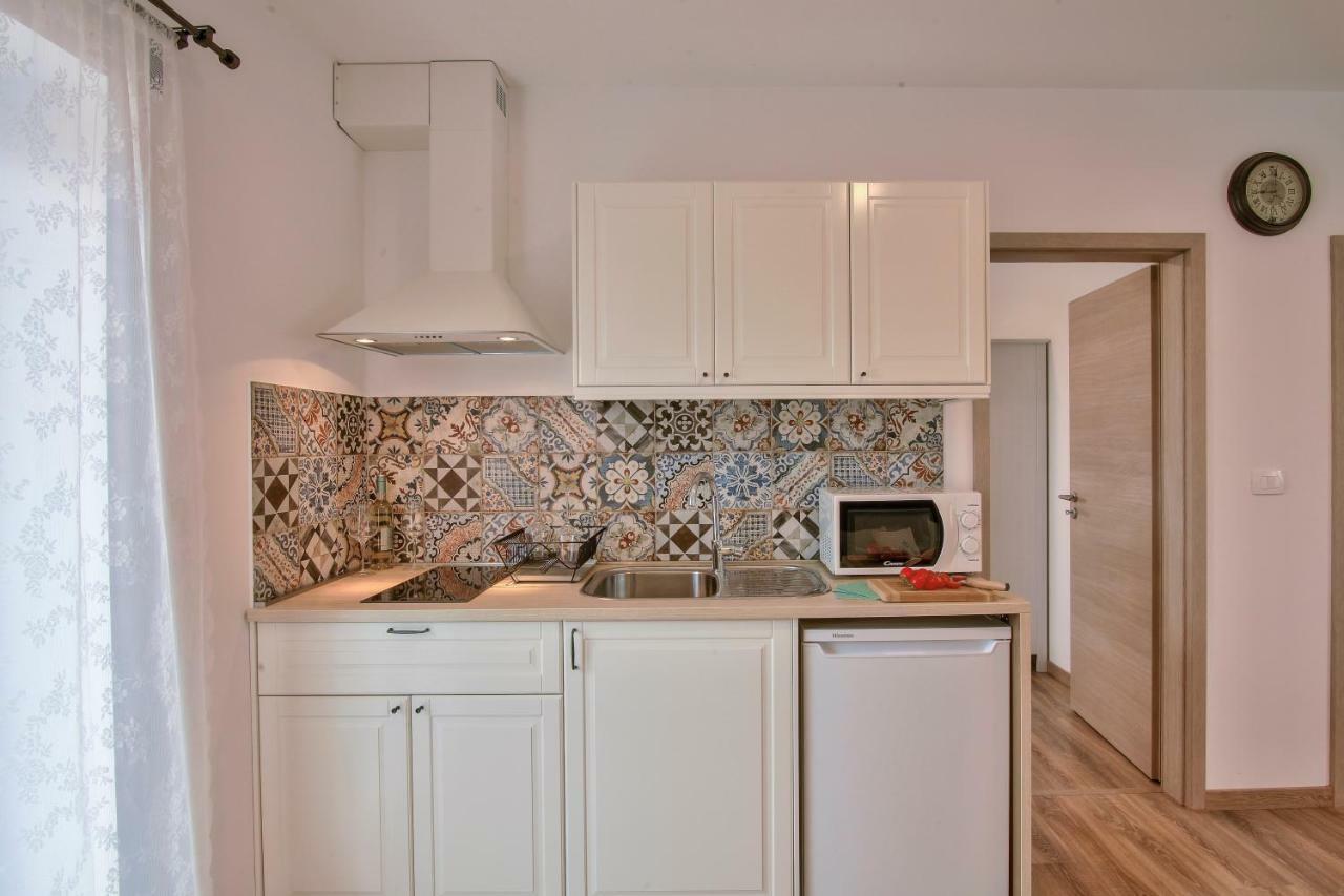 Apartments Tiny Garden Медулин Экстерьер фото